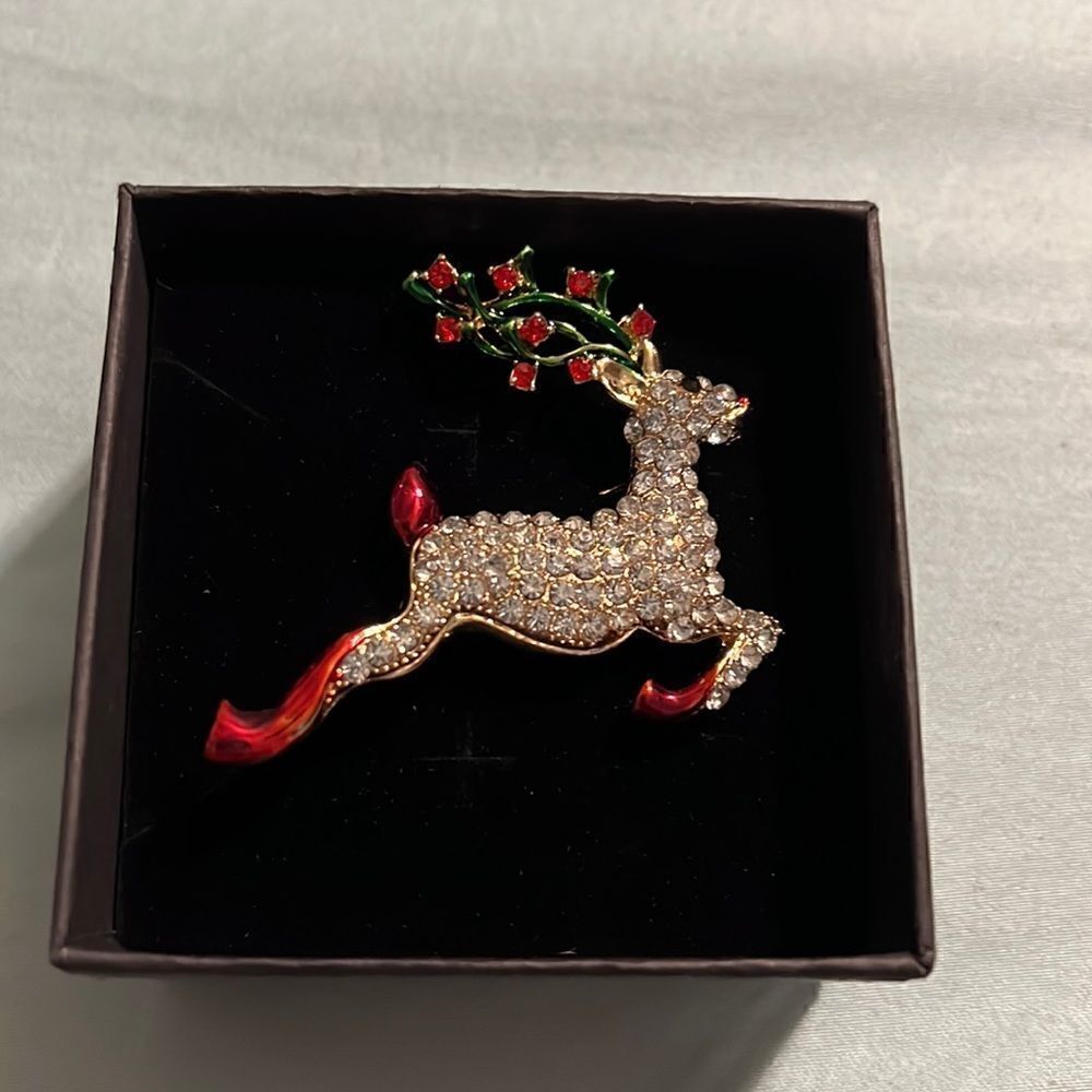 New Reindeer Brooch Pin